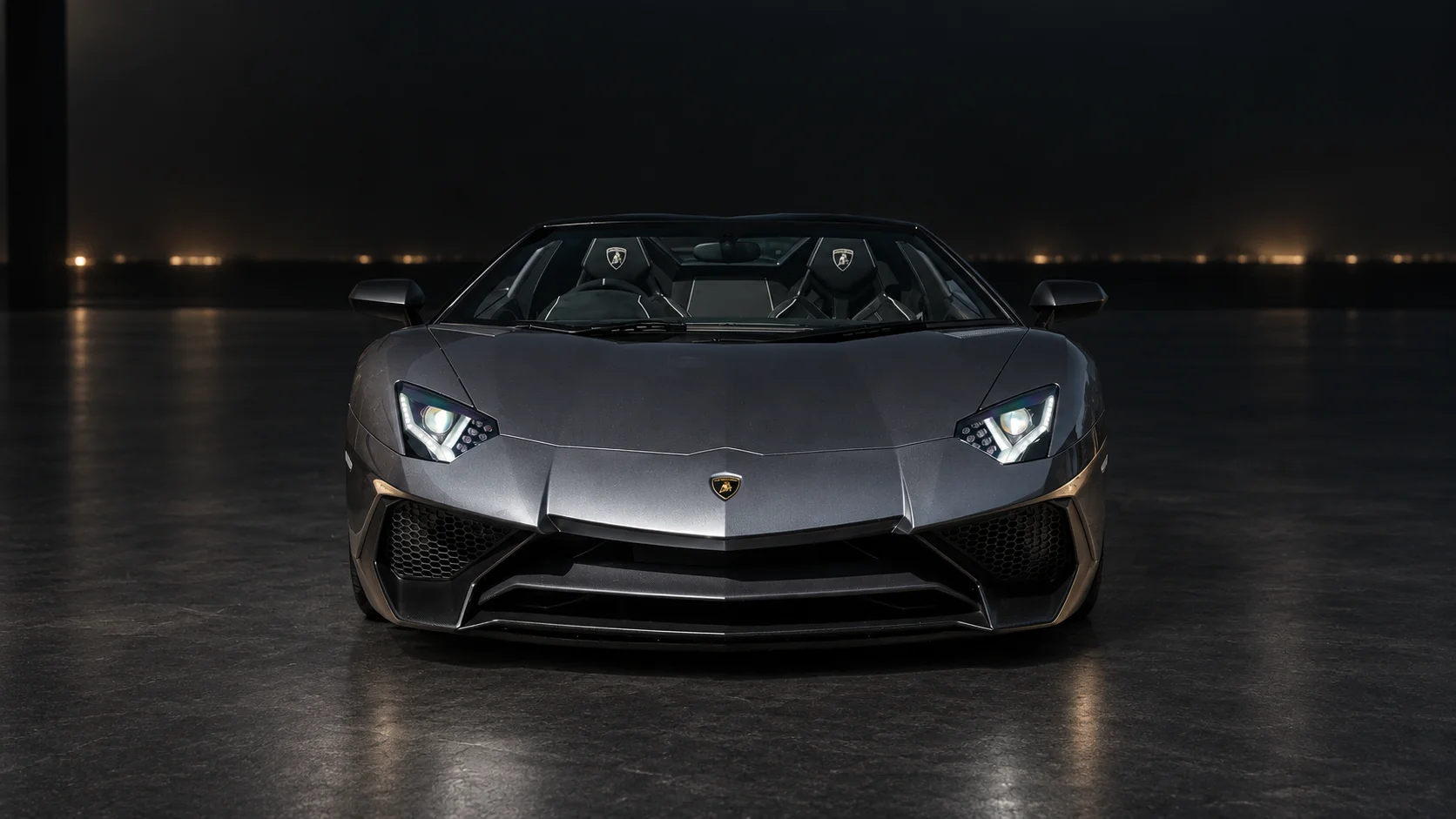 Full side profile of the Aventador SV Roadster, roof off